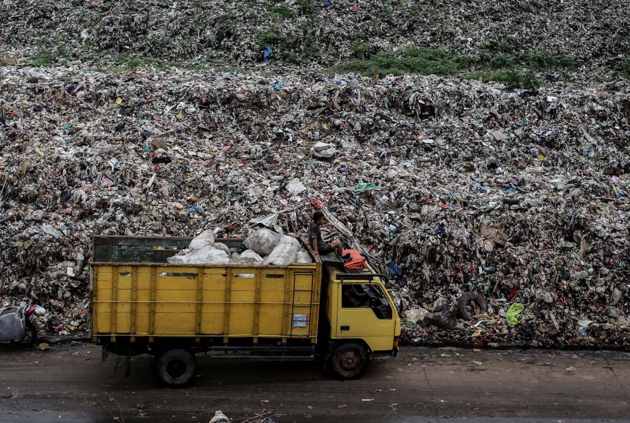 Di Tengah Hijau Pegunungan, TPA Galuga Menjulang Sebagai Gunung Sampah Di Tengah Hijau Pegunungan, TPA Galuga Menjulang Sebagai Gunung Sampah