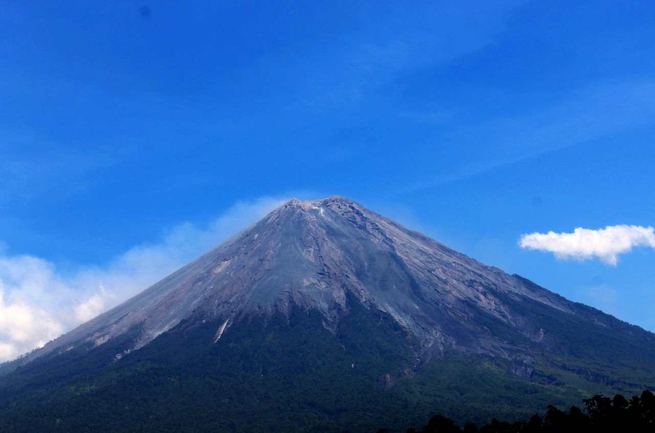 Waspada! Gunung Semeru Meletus Tiga Kali Pagi Ini, PVMBG Imbau Warga Tetap Aman