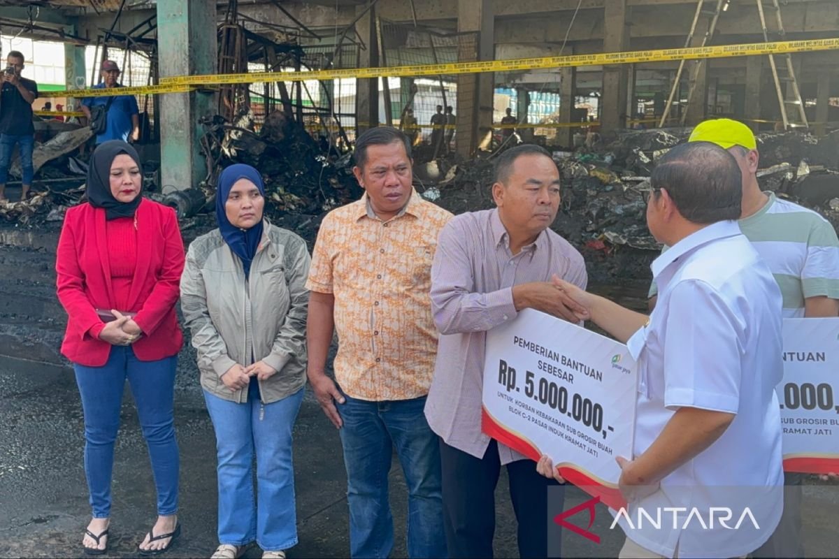 Kebakaran Pasar Induk Kramat Jati Hanguskan 350 Kios, Pemprov DKI Salurkan Bantuan Pedagang