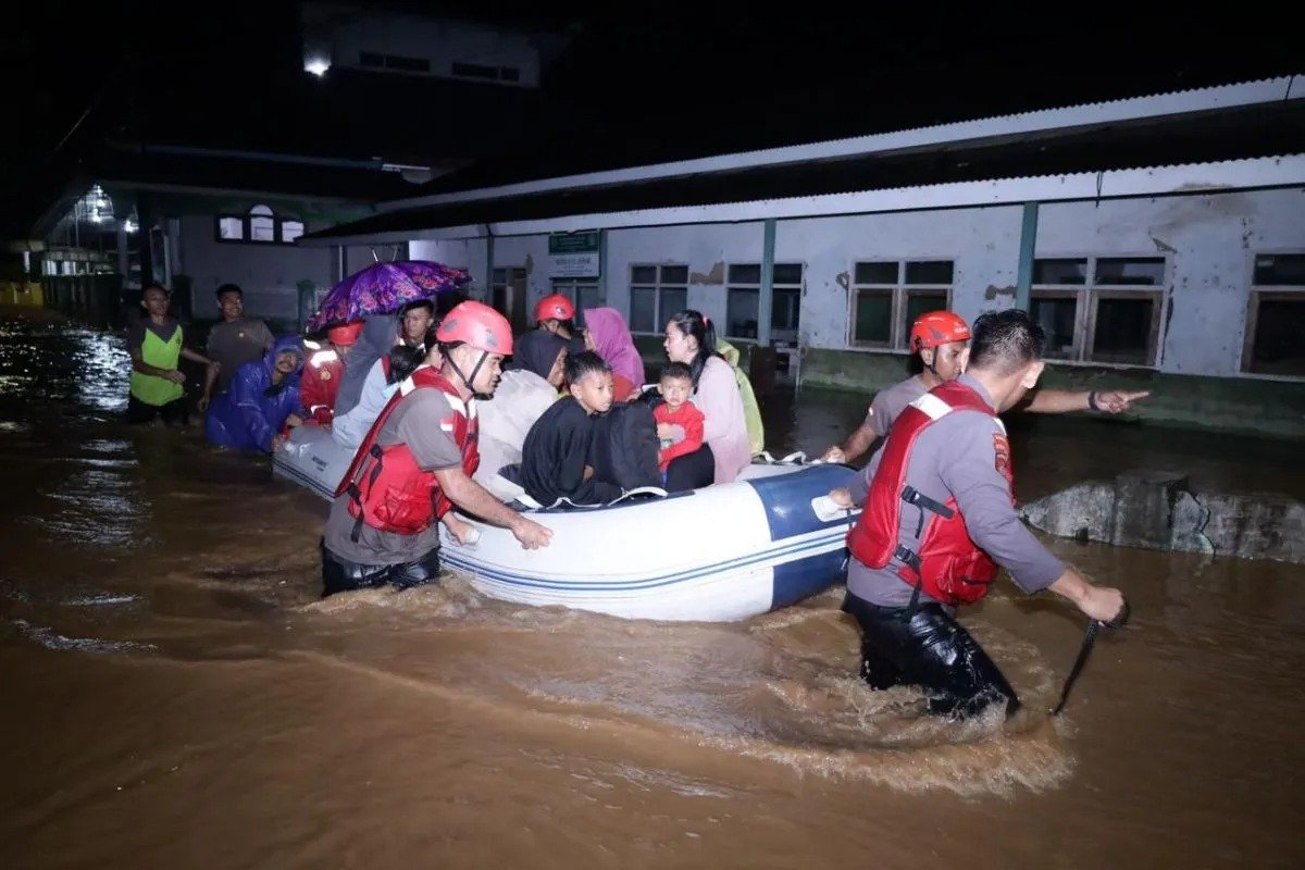 Polda Banten Prioritaskan Bantuan Kemanusiaan untuk Warga Terdampak Banjir Desa Citasuk