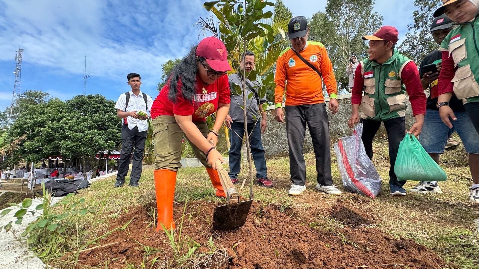 Gerakan Persatin Ajak Anak Disabilitas dan Masyarakat Rawat Bumi Lewat Penanaman Pohon