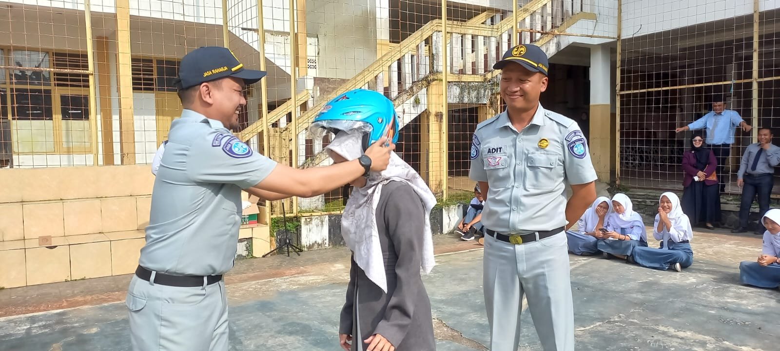 Kolaborasi Jasa Raharja Sukabumi dan Satlantas Polres Kota Sukabumi Berikan Edukasi Keselamatan Lalu Lintas Di SMK PGRI 1 Sukabumi