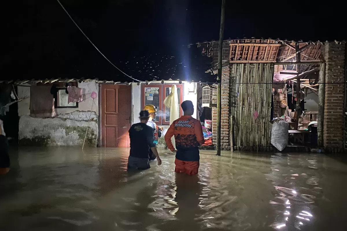 Banjir Melanda Desa Ampel Jember, BPBD Distribusikan Bantuan Sembako
