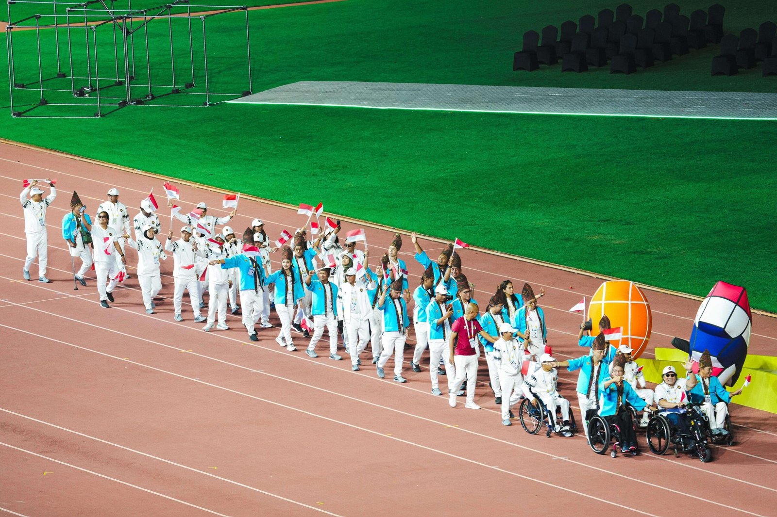 Bangga Berkostum Adat, Mabruk Arib Jadi Pembawa Bendera Indonesia di APG 2025