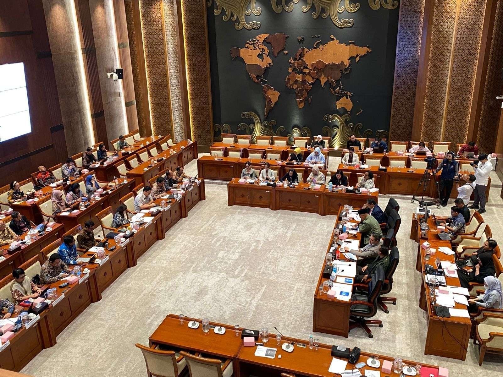 Menkomdigi Targetkan Seluruh Desa di Indonesia Terkoneksi Internet 2026