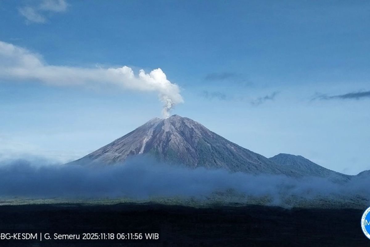 Gunung Semeru Kembali Erupsi, Kolom Abu Capai 900 Meter di Atas Puncak