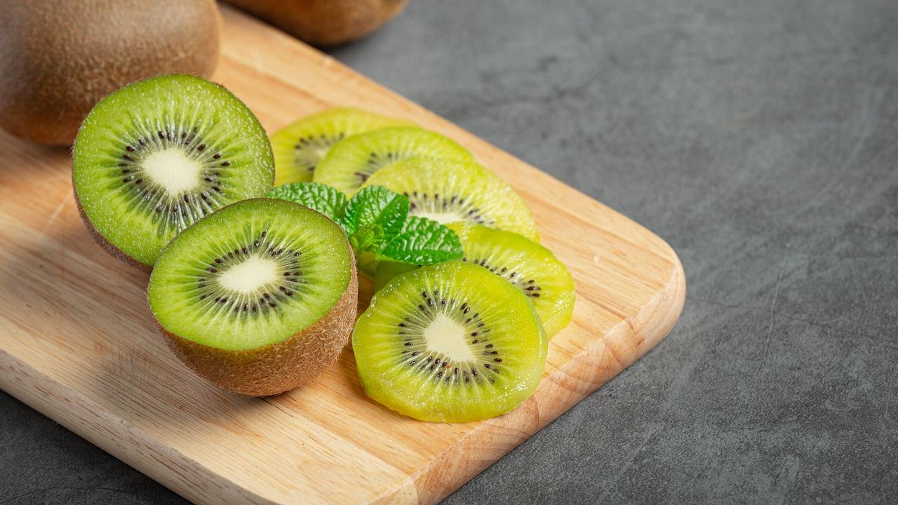 Makan 2 Buah Kiwi Setiap Hari Bisa Bikin Kulit Wajah Lebih Kencang