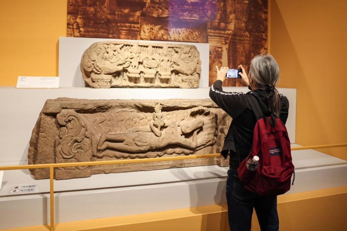 Pameran “Kisah Epik Air dan Batu” Tampilkan Budaya Kuno Kamboja di Hainan