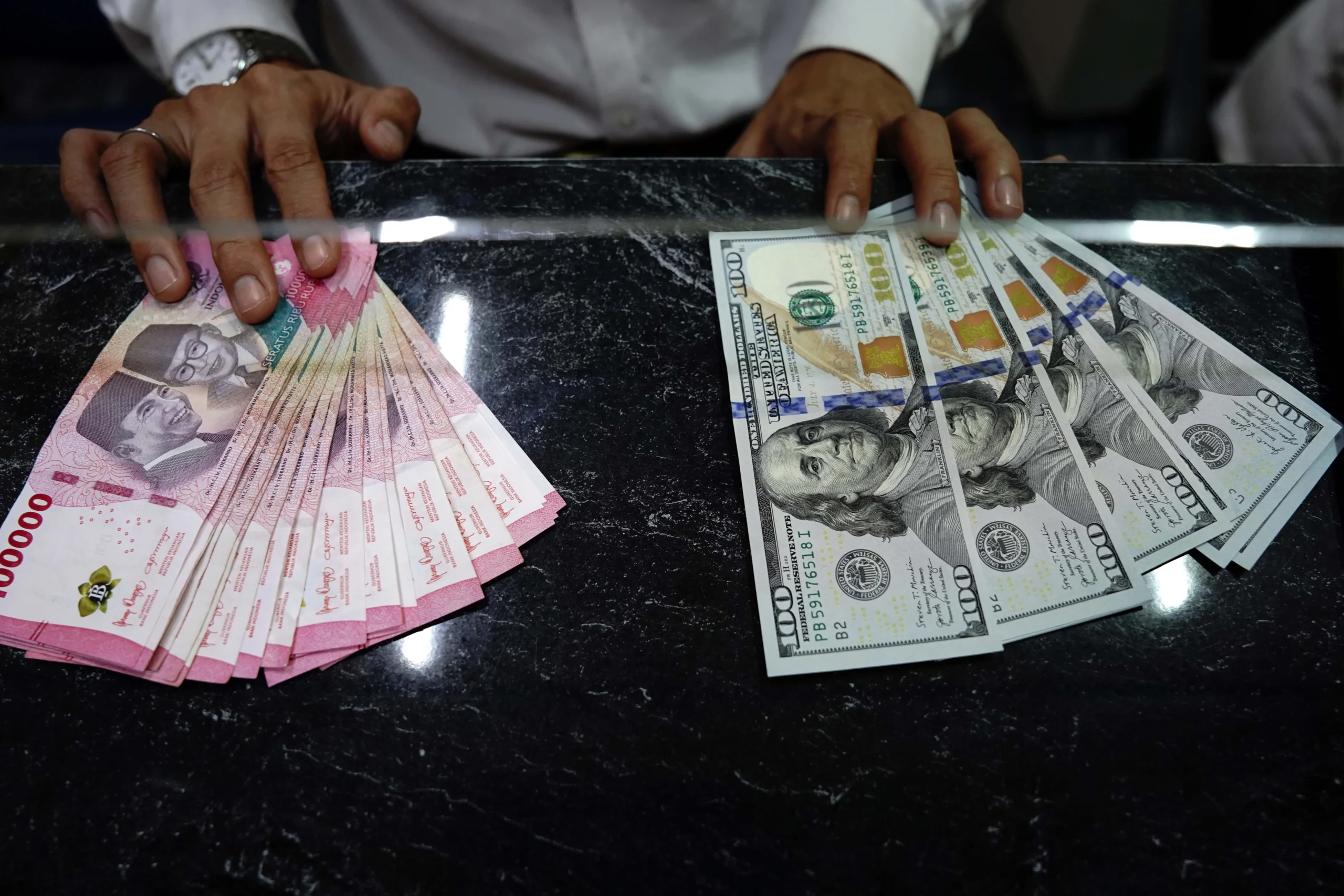 Rupiah Berpeluang Menguat, Dolar AS Tertekan Aksi Jual Obligasi