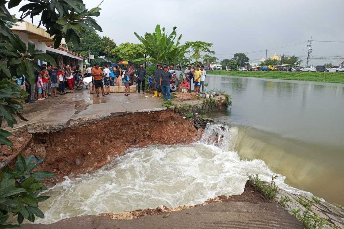 Tanggul Sungai Kalimalang Jebol, 400 KK di Karawang Terdampak Banjir