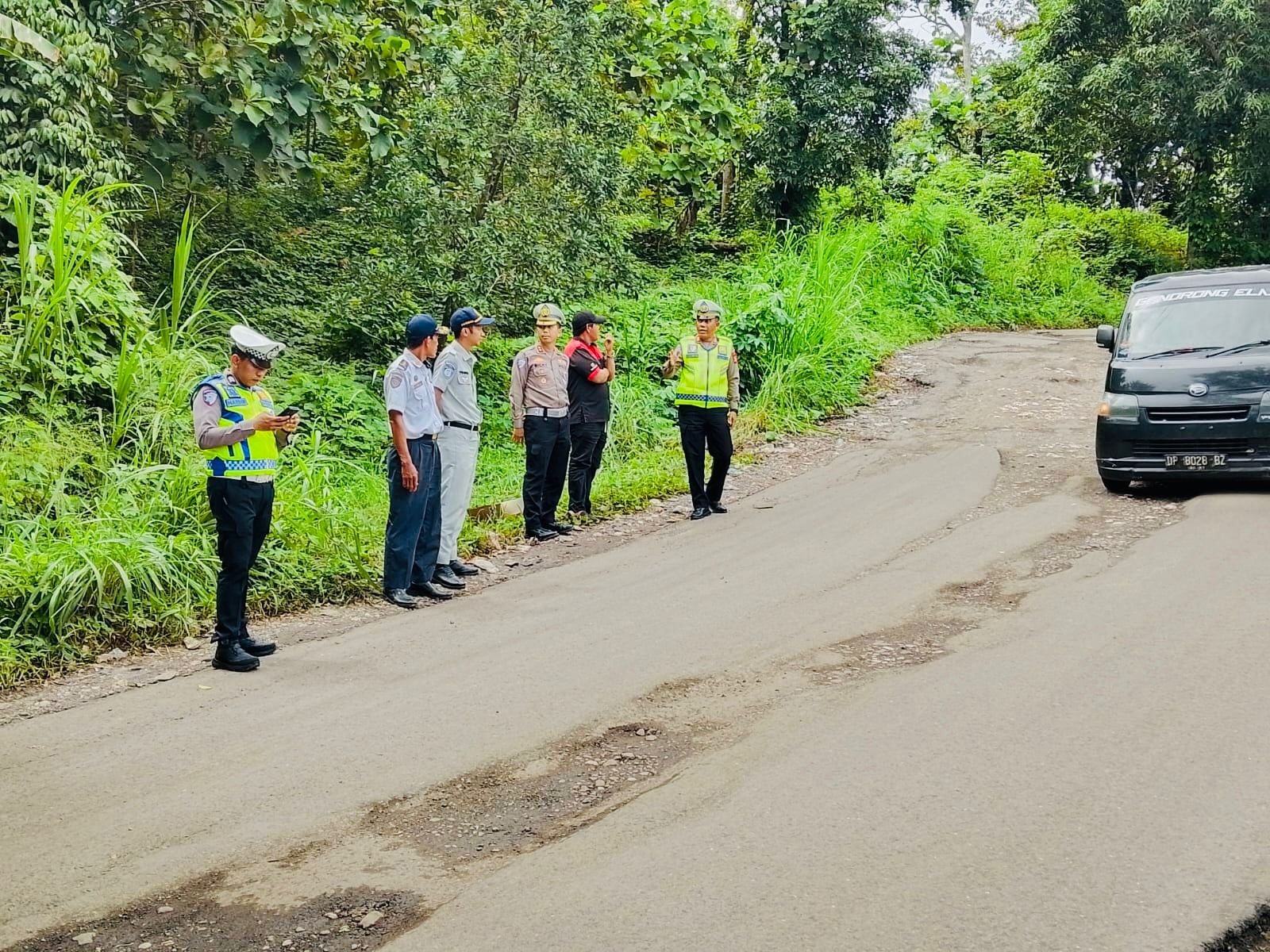 Sinergi Kamseltibcarlantas, Jasa Raharja Cabang Parepare Dampingi Tim Subdit Kamsel Polda Sulawesi Selatan Tinjau Jalan Rusak dan Rawan Laka di Wilayah Hukum Polres Enrekang