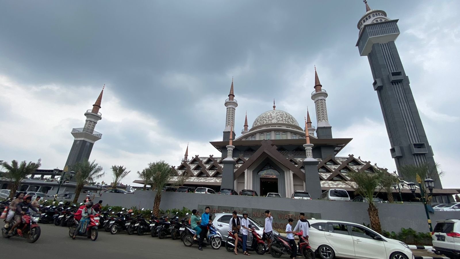 Antusiasme Tinggi, Tarawih Perdana Masjid Nurul Wathon Pakansari Ramai Jamaah