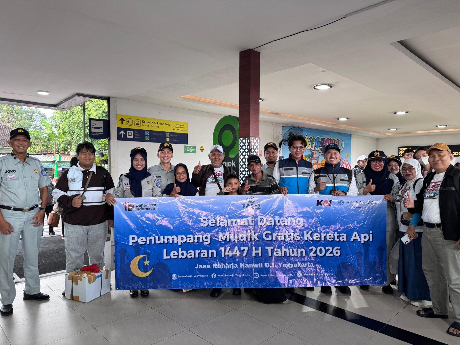 Jasa Raharja Sambut Kedatangan Pemudik di Stasiun Lempuyangan, Pastikan Perjalanan Mudik Aman dan Selamat