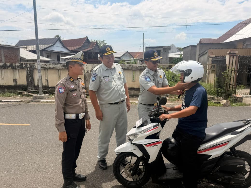 Jasa Raharja Gelar Aksi Peduli Keselamatan dengan Melaksanakan Pembagian Helm kepada Pengendara di Siwa, Kabupaten Wajo