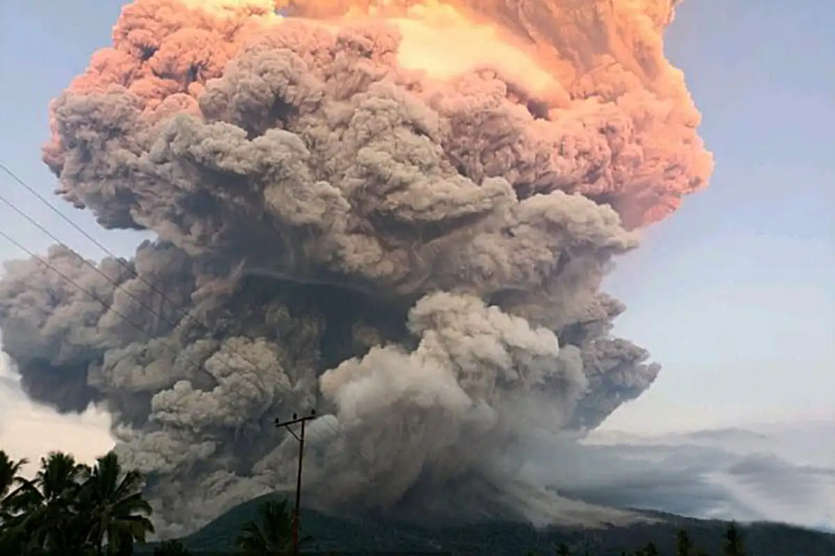 Gunung Lewotobi Meletus di NTT, Warga Diminta Jauhi Radius 4 Kilometer