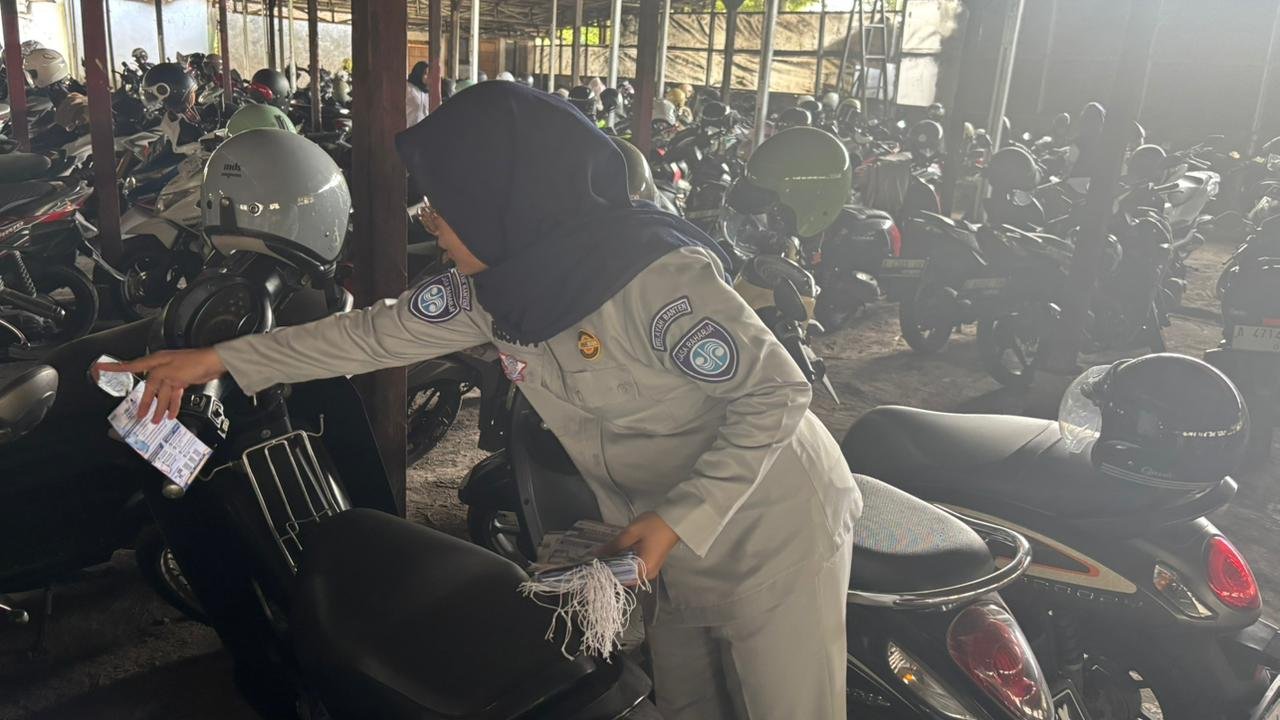 Aksi Simpatik Jasa Raharja Banten: Sapa Ratusan Pemilik Kendaraan di Kantong Parkir untuk Edukasi Digital dan Undian Emas
