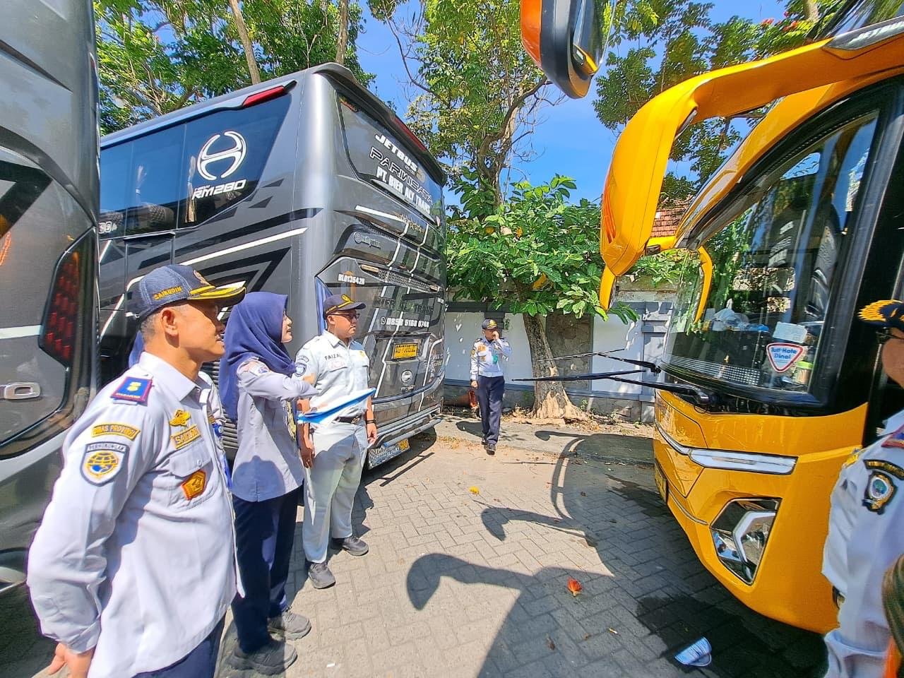 Cegah Fatalitas Jasa Raharja dan Instansi Terkait Gelar Ramp Chek dan Tes Urin di Terminal Tamanan Gayatri Tulungagung.