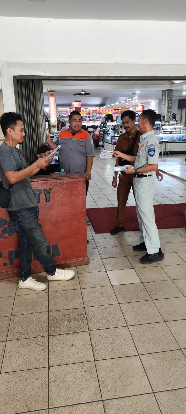 Setelah Tempat Penitipan Motor, Jasa Raharja Kanwil Banten Bersama Bapenda Kabupaten Lebak Gencar Melanjutkan Penyebaran Flyer di Pusat Perbelanjaan