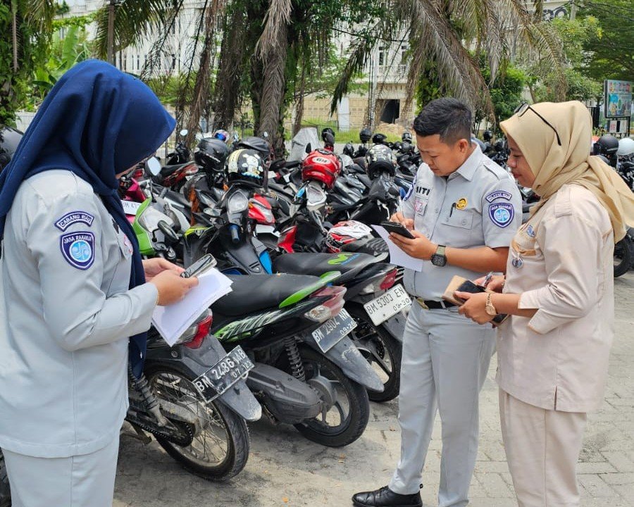 Lewat Aksi Tempel-Tempel Kendaraan Belum Lunas Pajak di RS Prima, Jasa Raharja Riau Ajak Masyarakat Lebih Tertib Pajak Kendaraan