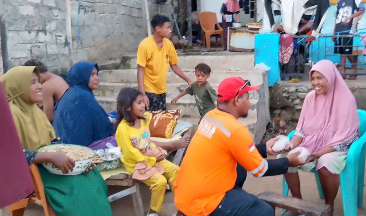Baznas Salurkan 800 Porsi Makanan untuk Penyintas Gempa Flores Timur