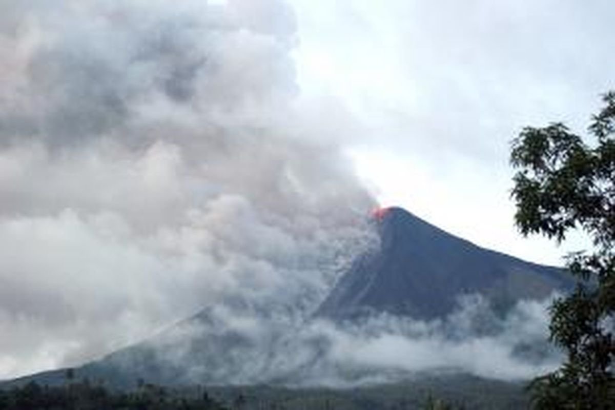 Gunung Karangetang Luncurkan Lava Pijar Disertai Gemuruh Pagi Ini