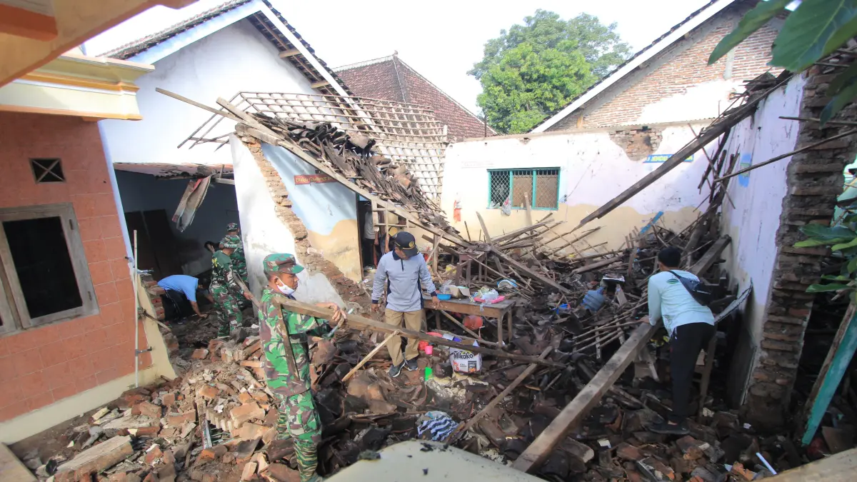 Hujan Deras Robohkan SDN di Magetan, Bangunan Tua Ambruk Tanpa Korban Jiwa