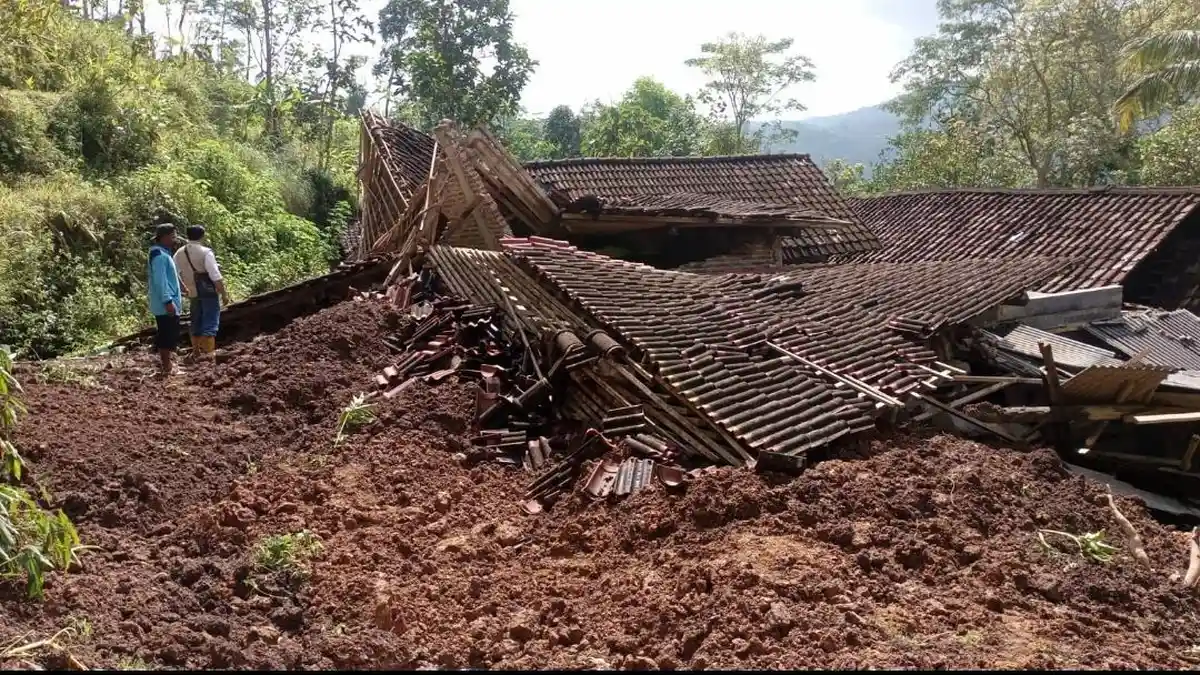 Longsor di Pacitan Rusak 3 Rumah, Warga Dievakuasi Usai Hujan Deras