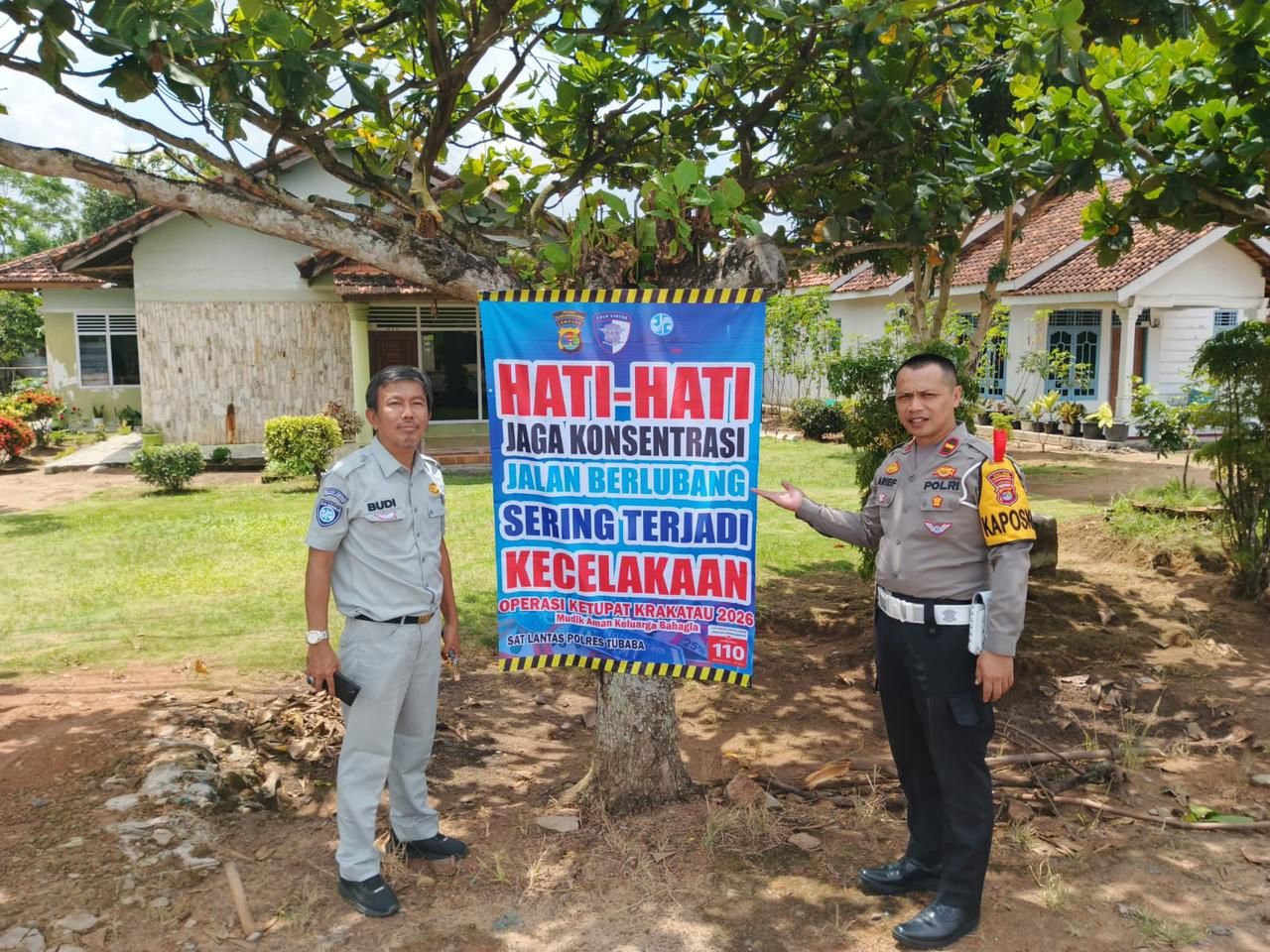 Jasa Raharja Dorong FLLAJ Tulang Bawang Barat Pasang Banner di Titik Rawan Kecelakaan
