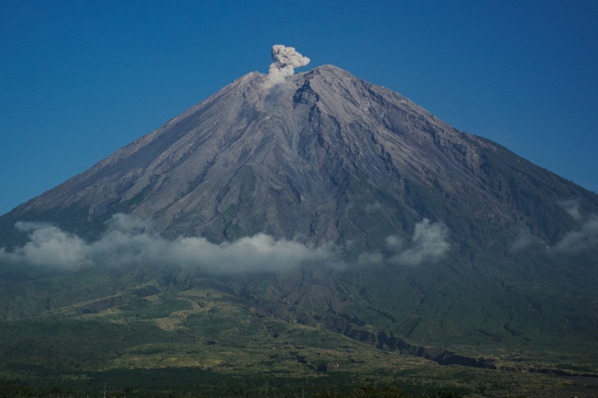 Gunung Semeru Erupsi Lagi Rabu Pagi, Kolom Abu Capai 1.000 Meter