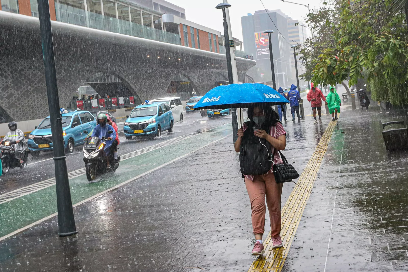 BMKG Peringatkan Hujan Lebat di Sejumlah Kota Besar Indonesia Hari Ini