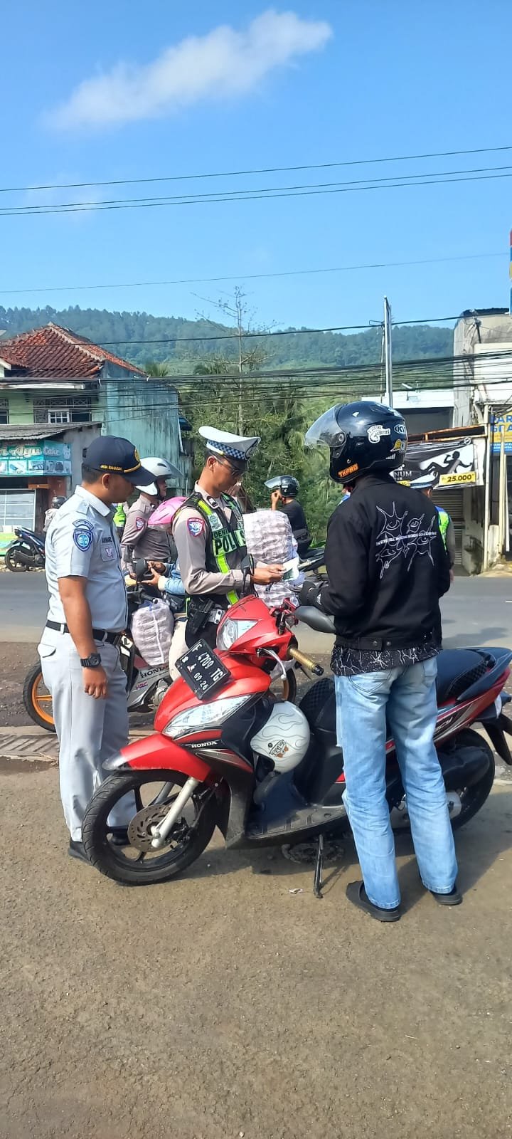 Tim Pembina Samsat dan Bapenda Kabupaten Sukabumi Kembali Gelar Pemeriksaan Pajak Kendaraan Bermotor di Kecamatan Cibadak