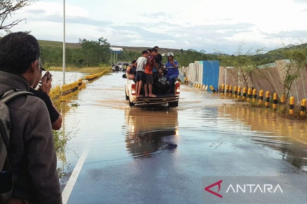 Jalan Nasional di Tapin Terendam Banjir, Aktivitas Warga Terganggu