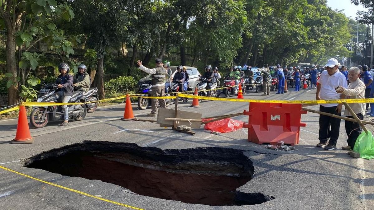 Jalan Raya Lenteng Agung Ambles Total, Saluran Air yang Kopong Jadi Penyebab Utama