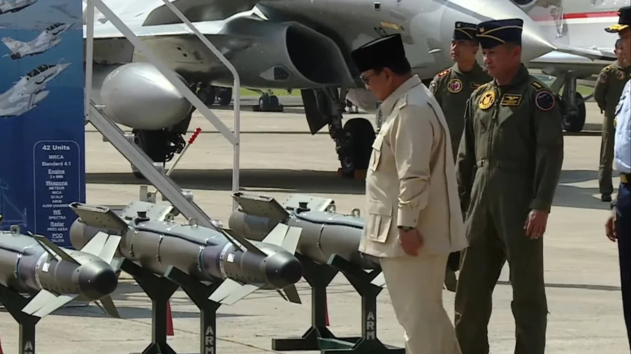 Prabowo Serahkan Simbolis Kunci Jet Tempur Rafale kepada Panglima TNI