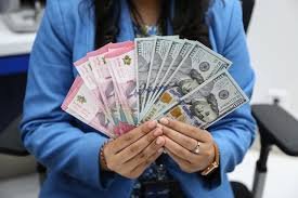 Rupiah Melemah ke Rp17.630 per Dolar AS pada Senin Pagi