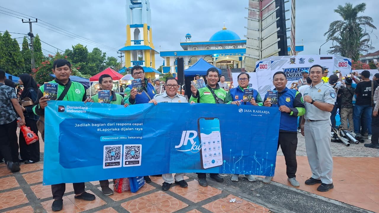Dekatkan Layanan Digital dan Edukasi Keselamatan, Jasa Raharja Tasikmalaya Sosialisasi Fitur ‘Lapor Laka’ JRku dan Bagikan Buku Saku di Alun-Alun Kota Banjar