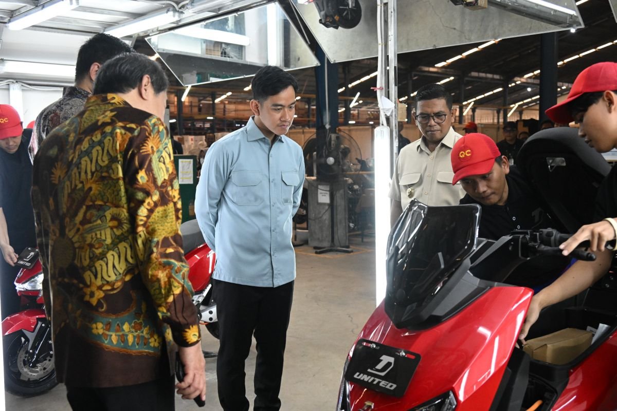 Dukung Hilirisasi Industri, Gibran Tinjau Fasilitas Produksi Kendaraan Listrik di Tangerang