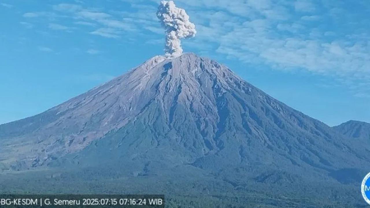 Gunung Semeru Erupsi, Kolom Letusan Capai 1.000 Meter di Atas Puncak