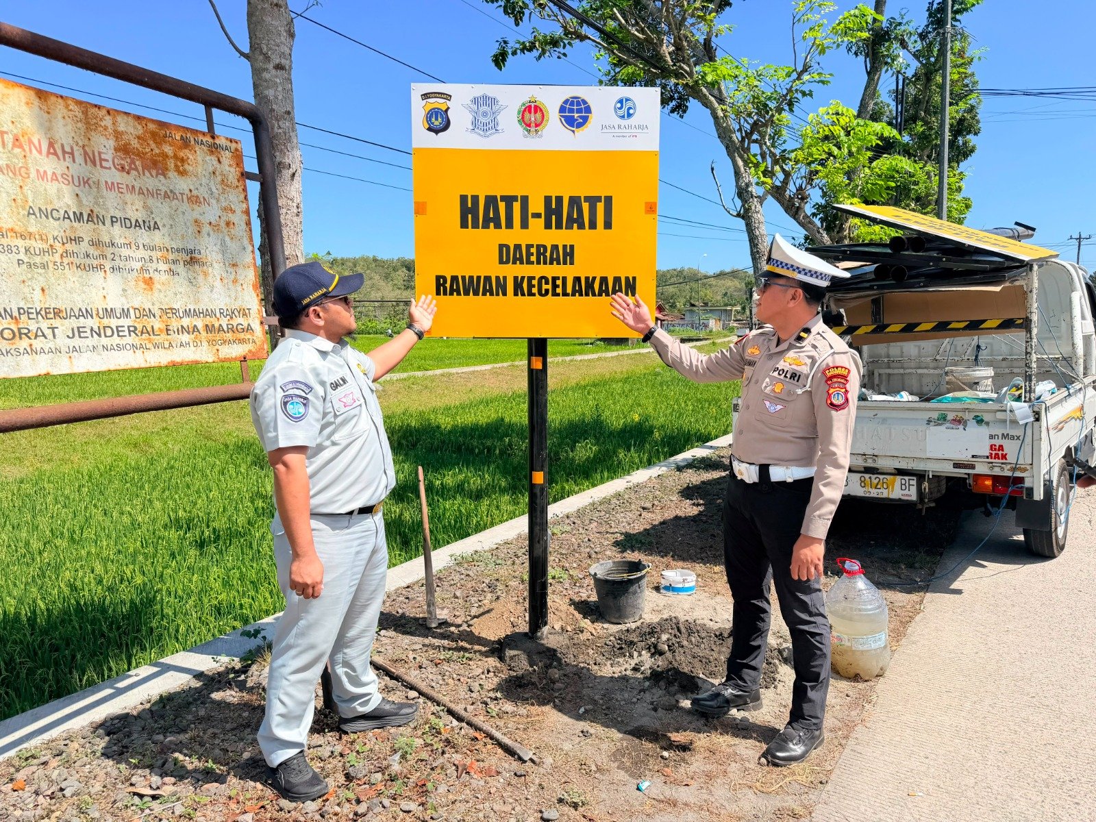 Jasa Raharja dan Satlantas Kulon Progo Perkuat Pencegahan Laka Lewat Pemasangan Plang Keselamatan