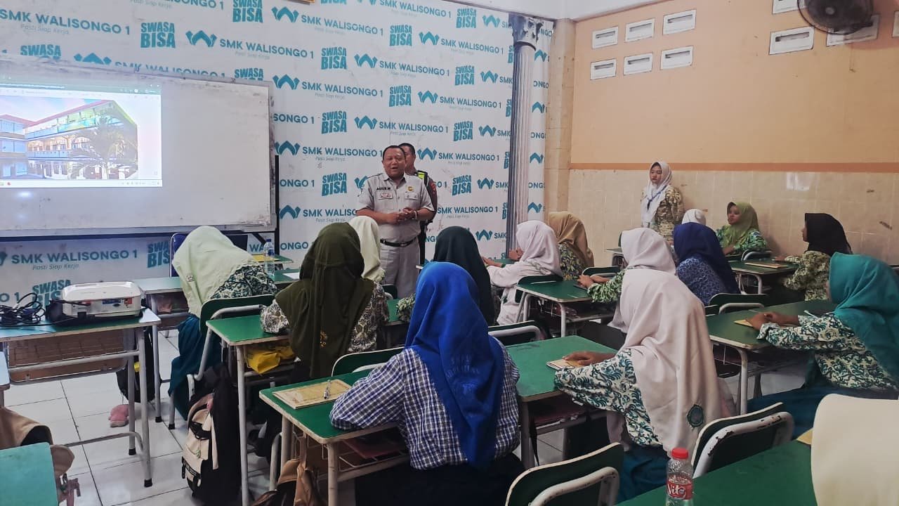 Bangun Budaya Tertib Lalu Lintas di Sekolah, Samsat Bangil Gelar Giat PPKL Bersama Staf dan Guru SMA Walisongo Gempol