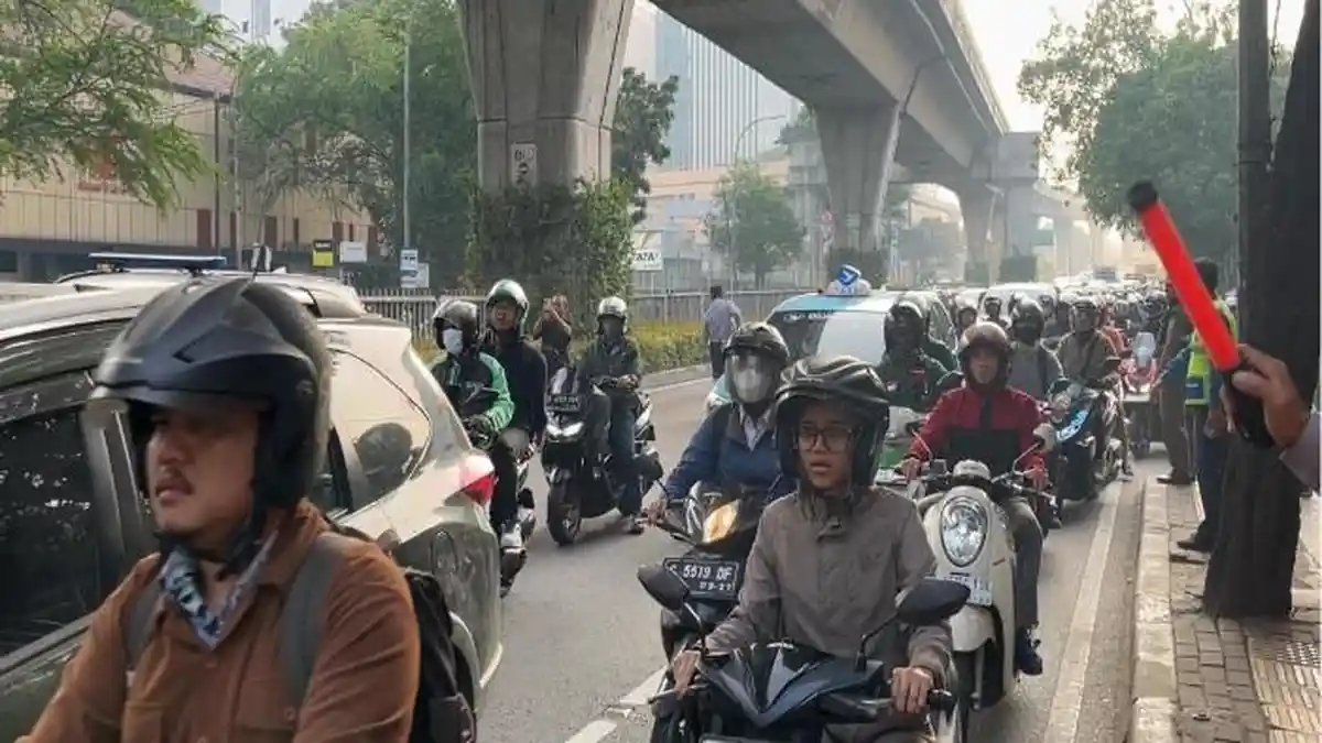 Usai Ditabrak Truk, JPO Tendean Dibongkar dan Arus Lalu Lintas Kembali Dibuka