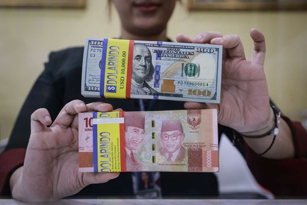 Rupiah melemah ke Rp18.090 per dolar AS pada perdagangan Senin pagi