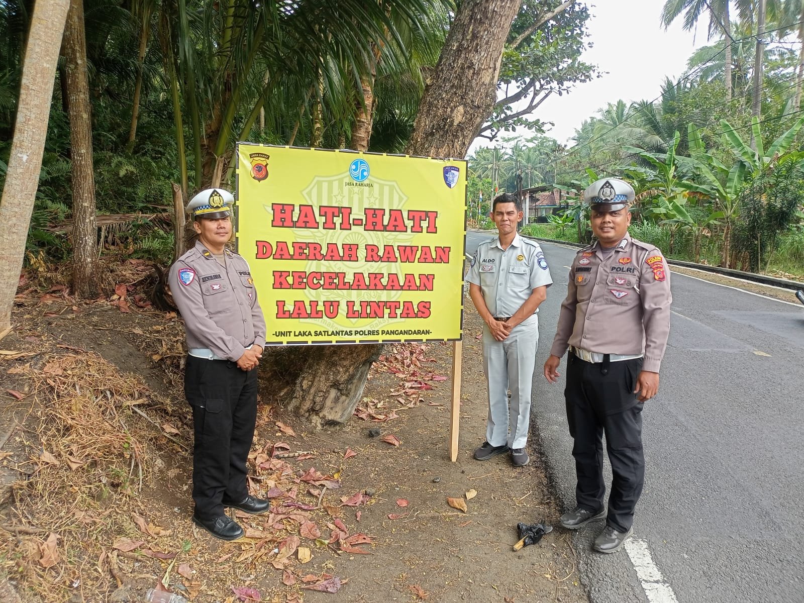 Tingkatkan Keselamatan Pengguna Jalan, PJ Jasa Raharja Samsat Pangandaran Bersama Unit Gakkum Polres Pangandaran Pasang Rambu Himbauan Kamseltibcar Lantas