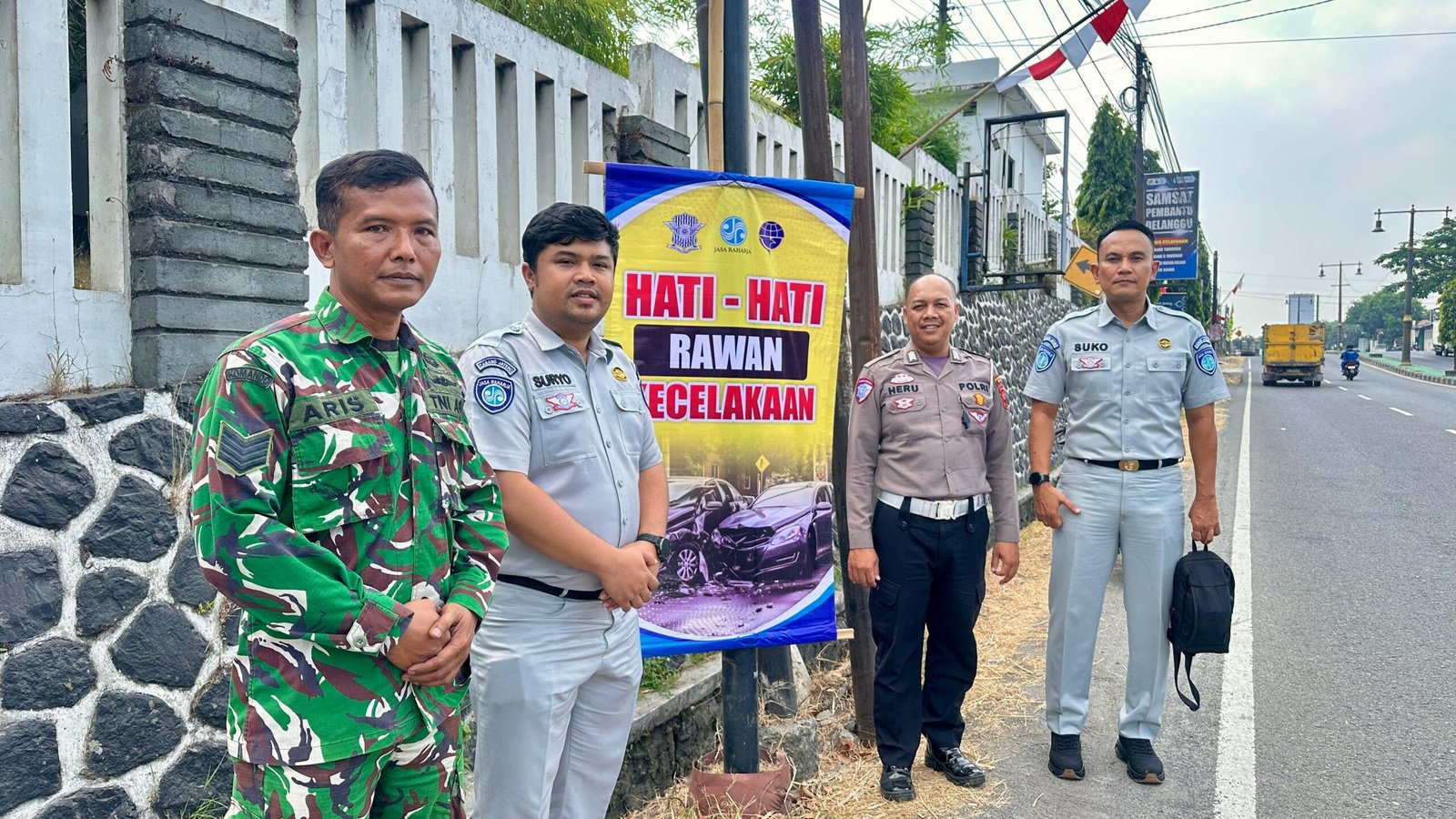 Jasa Raharja Klaten Bersama Stakeholder Pasang Rambu Keselamatan di Jalan Klaten – Solo