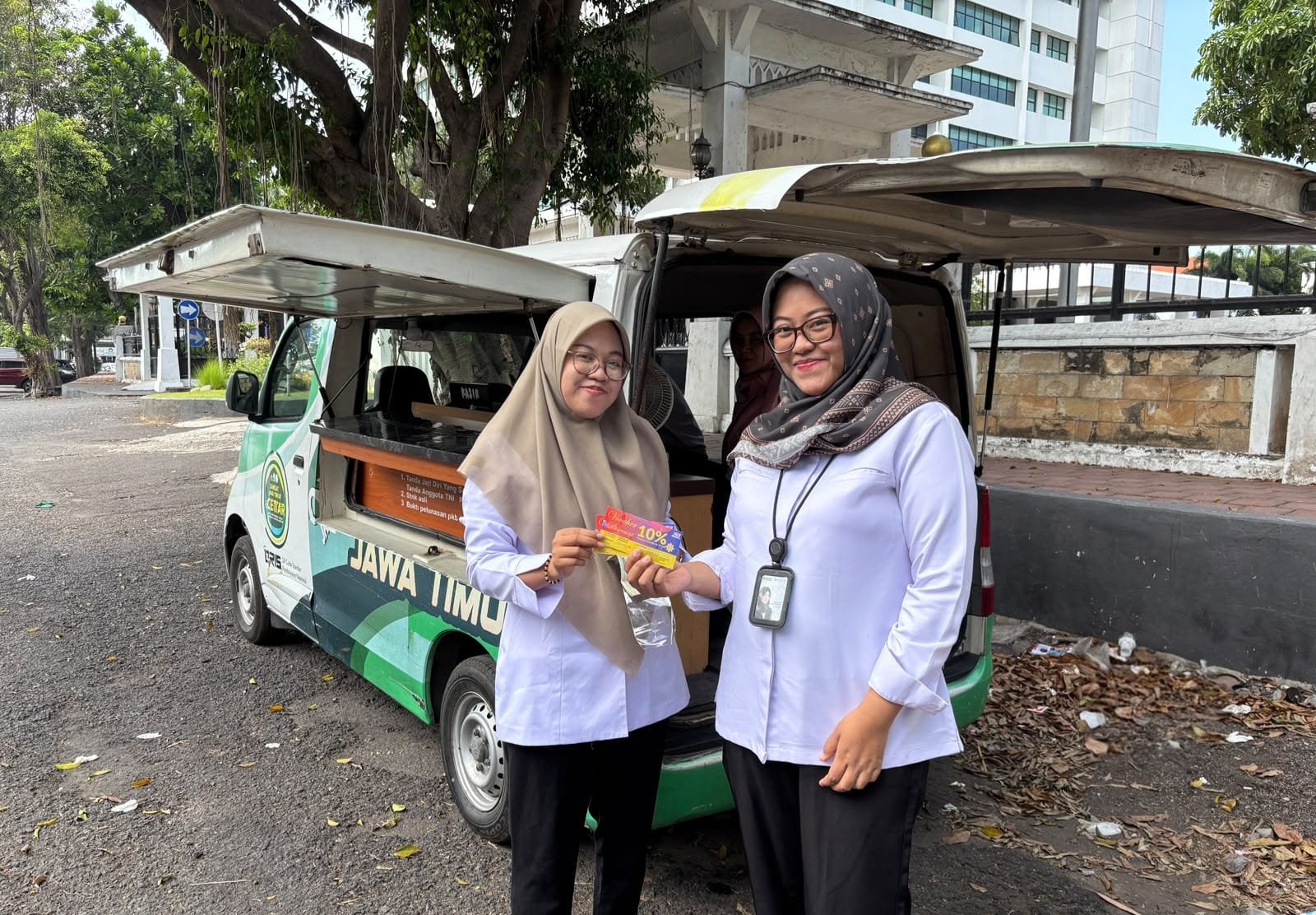 Perluas Akses Pelayanan Publik, Samsat Keliling Hadir di Kantor Sekretariat Daerah Provinsi Jawa Timur Perluas Akses Pelayanan Publik, Samsat Keliling Hadir di Kantor Sekretariat Daerah Provinsi Jawa Timur