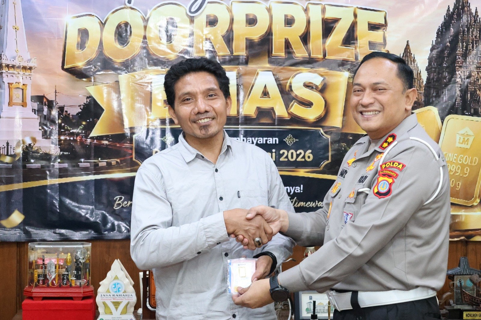 Tim Pembina Samsat DIY dan Bank BPD DIY Serahkan Hadiah Doorprize Emas kepada 12 Wajib Pajak yang Beruntung Tim Pembina Samsat DIY dan Bank BPD DIY Serahkan Hadiah Doorprize Emas kepada 12 Wajib Pajak yang Beruntung