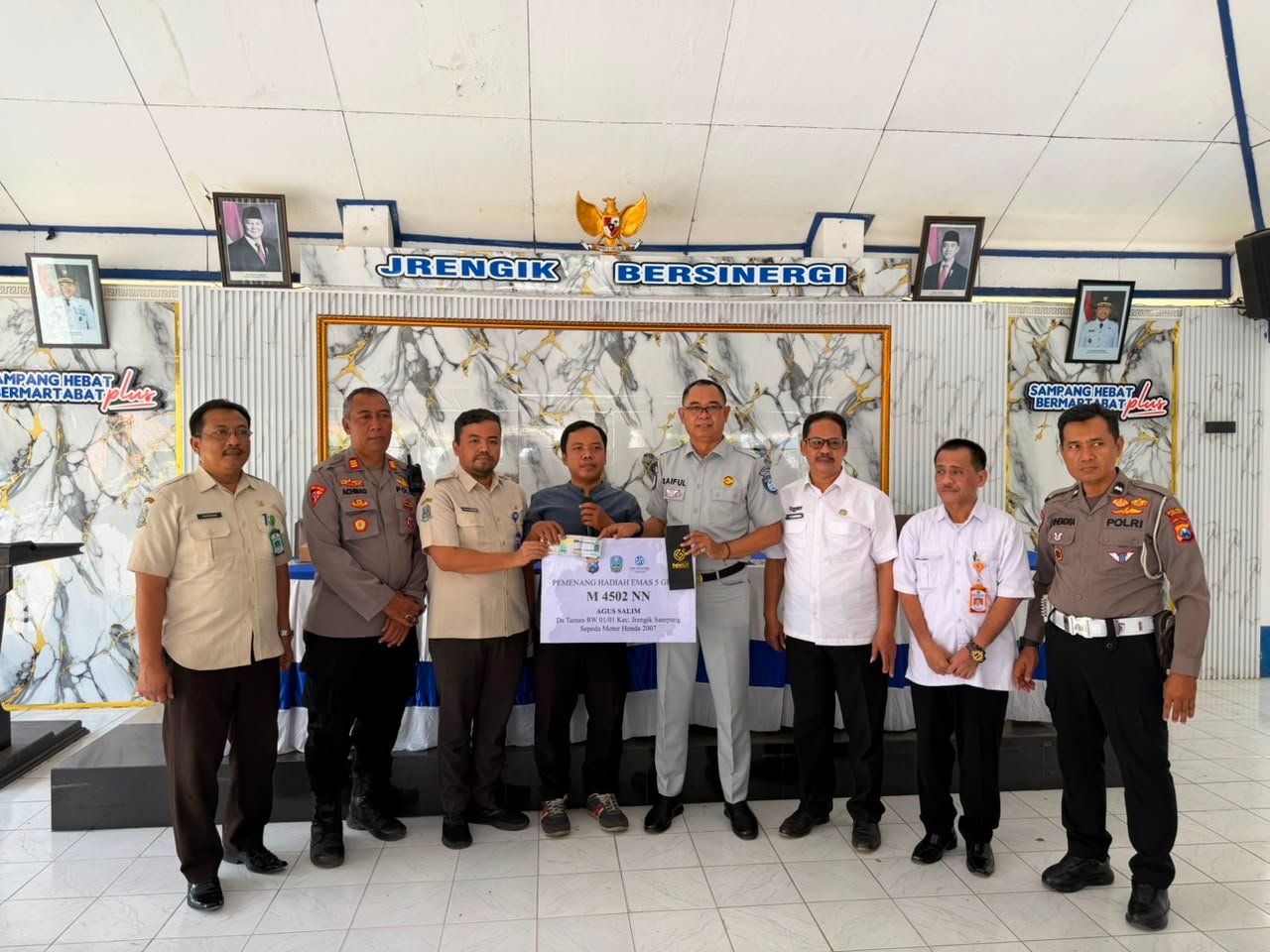 Jasa Raharja Cabang Pamekasan dan Tim Pembina Samsat Sampang Berikan Apresiasi Emas kepada Wajib Pajak Patuh Jawa Timur Tahun 2026