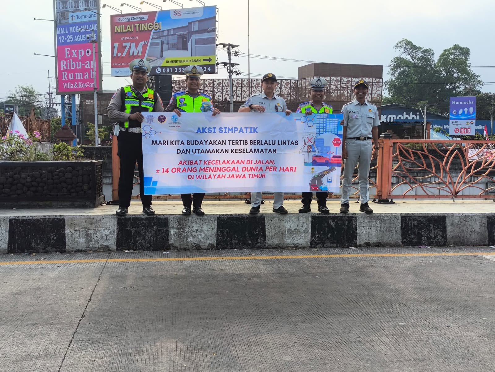 Perkuat Kesadaran Keselamatan Berkendara, Jasa Raharja Bersama Kamsel Polres Malang Gelar Aksi Simpatik di Karanglo Singosari