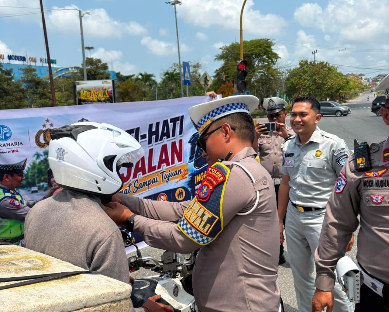 Jasa Raharja Bersama Ditlantas Polda Kaltim dan Satlantas Polres PPU Gelar Aksi Simpatik Keselamatan Berkendara di Kecamatan Penajam Jasa Raharja Bersama Ditlantas Polda Kaltim dan Satlantas Polres PPU Gelar Aksi Simpatik Keselamatan Berkendara di Kecamatan Penajam