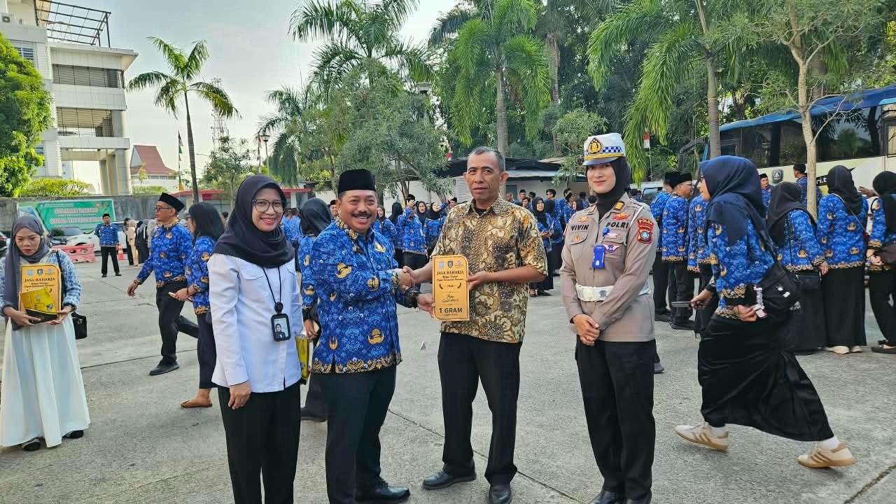 Taat Pajak Bawa Berkah, Jasa Raharja Kepri dan Bapenda Kepri Serahkan Hadiah Undian Emas di Momentum HUT RI ke-81 Taat Pajak Bawa Berkah, Jasa Raharja Kepri dan Bapenda Kepri Serahkan Hadiah Undian Emas di Momentum HUT RI ke-81